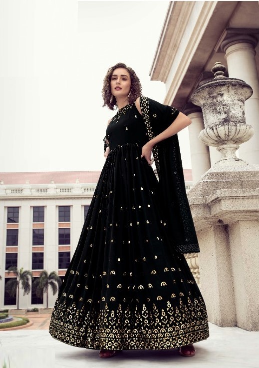 Stylish Dupatta With Black Wedding Wear Women's Gown