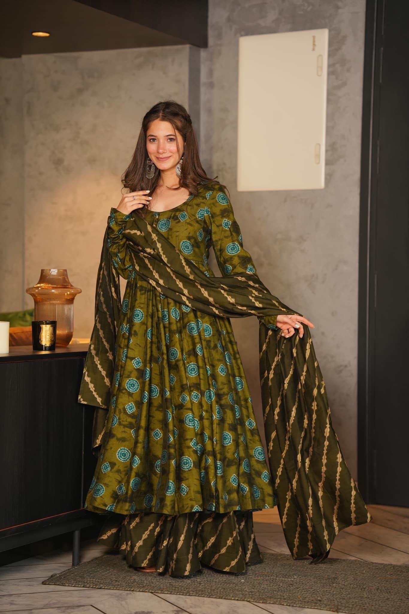 Enchanting Partywear Kurta Set in Deep Green for Women