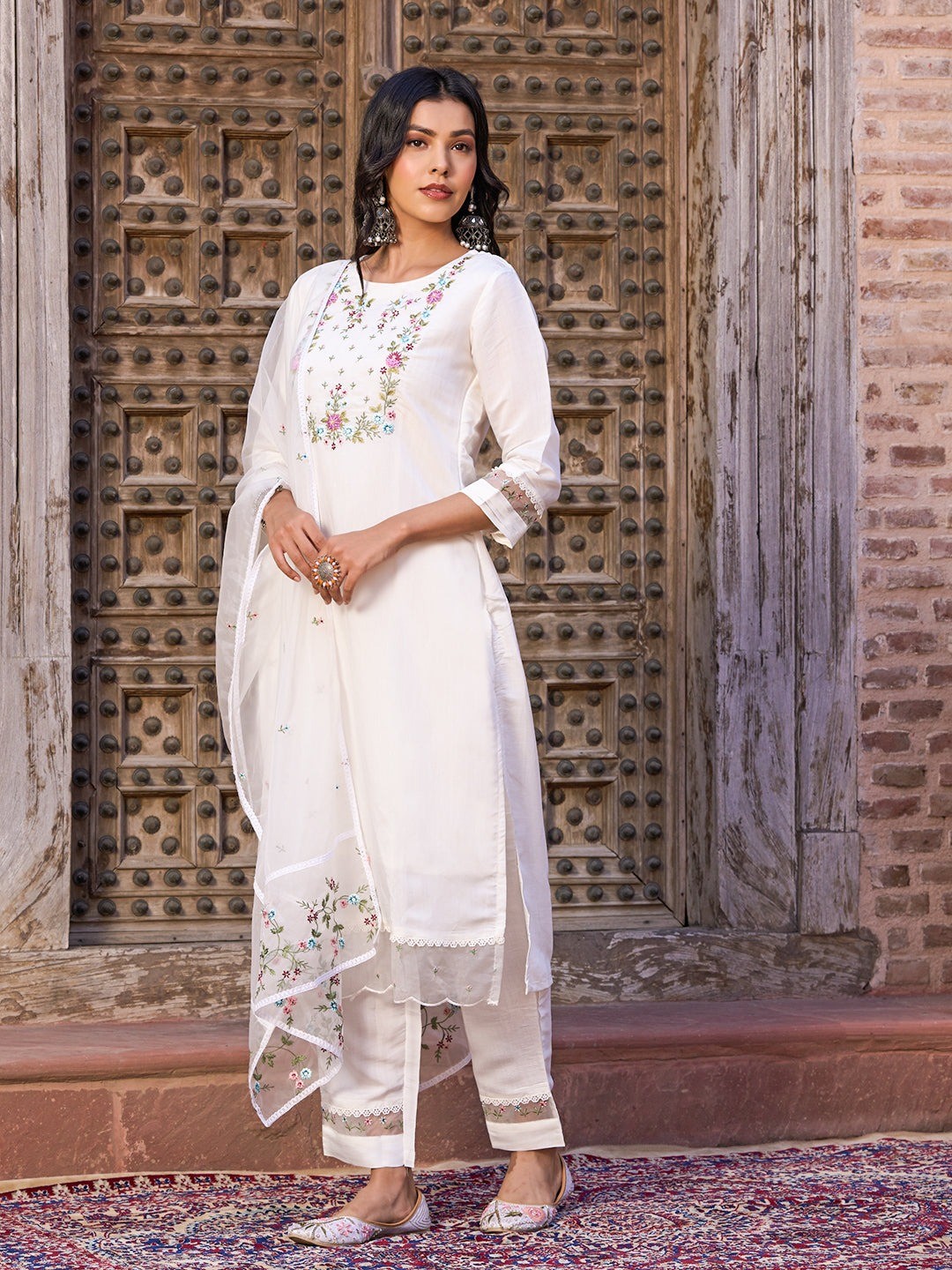 Solid Resham Embroidered kurta with Pants & Resham Embroidered Organza Dupatta